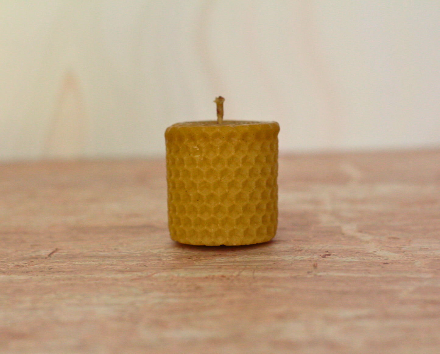 Velas de miel. Mini velas de 4.5cm de alto x 4.5cm de diámetro. VM04545.