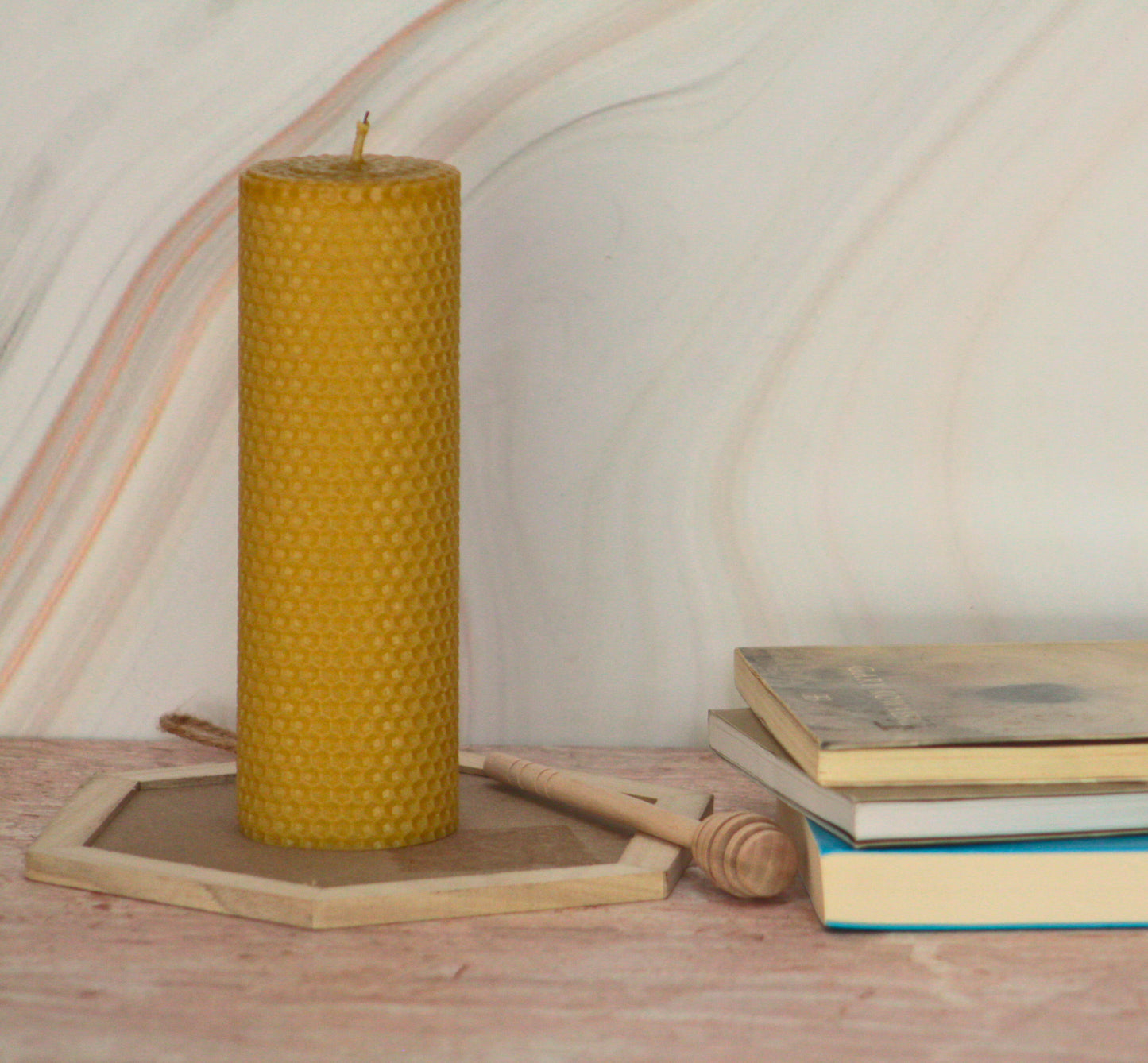 Velas de miel. Velón de 18cm de alto x 5.5cm de diámetro. VM18055.