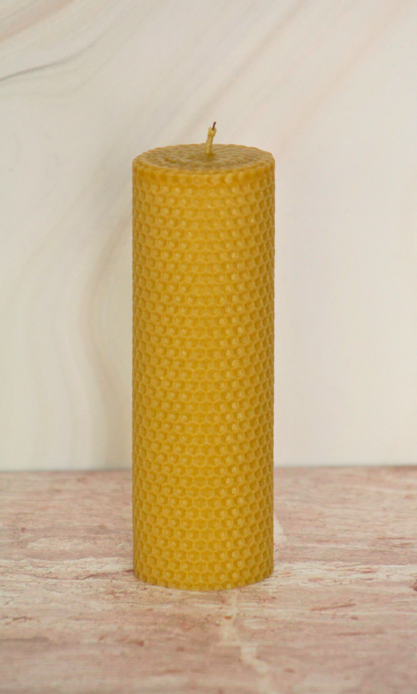 Velas de miel. Velón de 18cm de alto x 5.5cm de diámetro. VM18055.