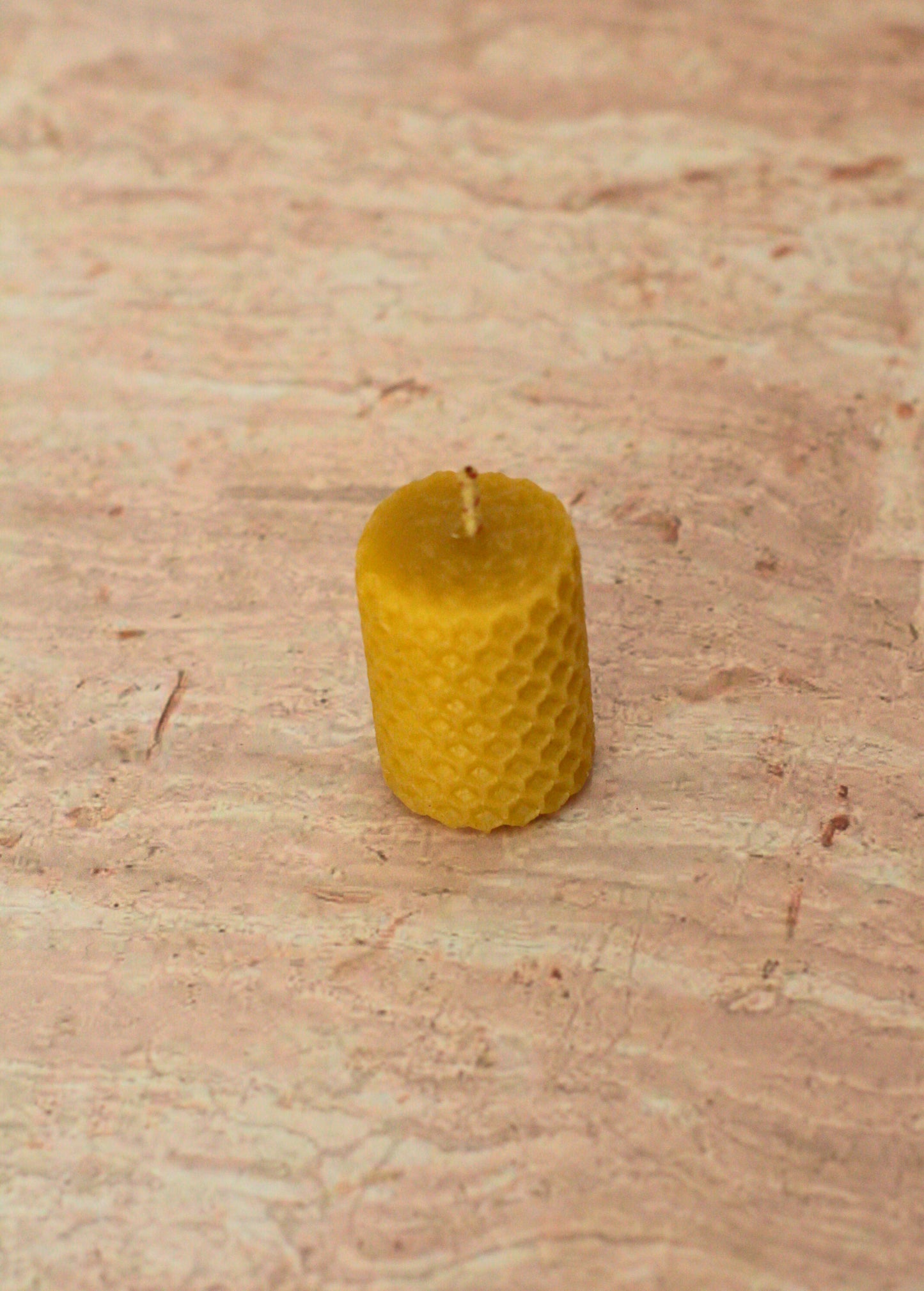 Velas de miel. Mini velas de 4.5cm de alto x 3cm de diámetro. VM04530.