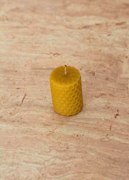 Velas de miel. Mini velas de 4.5cm de alto x 3cm de diámetro. VM04530.