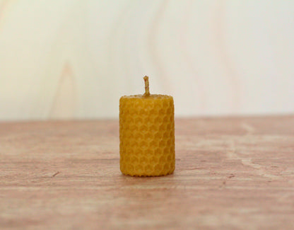 Velas de miel. Mini velas de 4.5cm de alto x 3cm de diámetro. VM04530.
