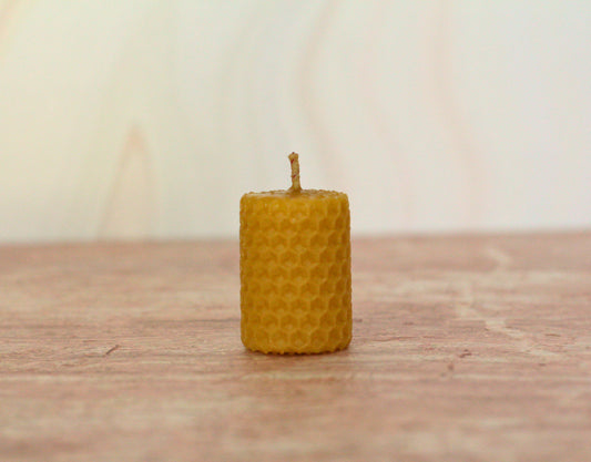 Velas de miel. Mini velas de 4.5cm de alto x 3cm de diámetro. VM04530.
