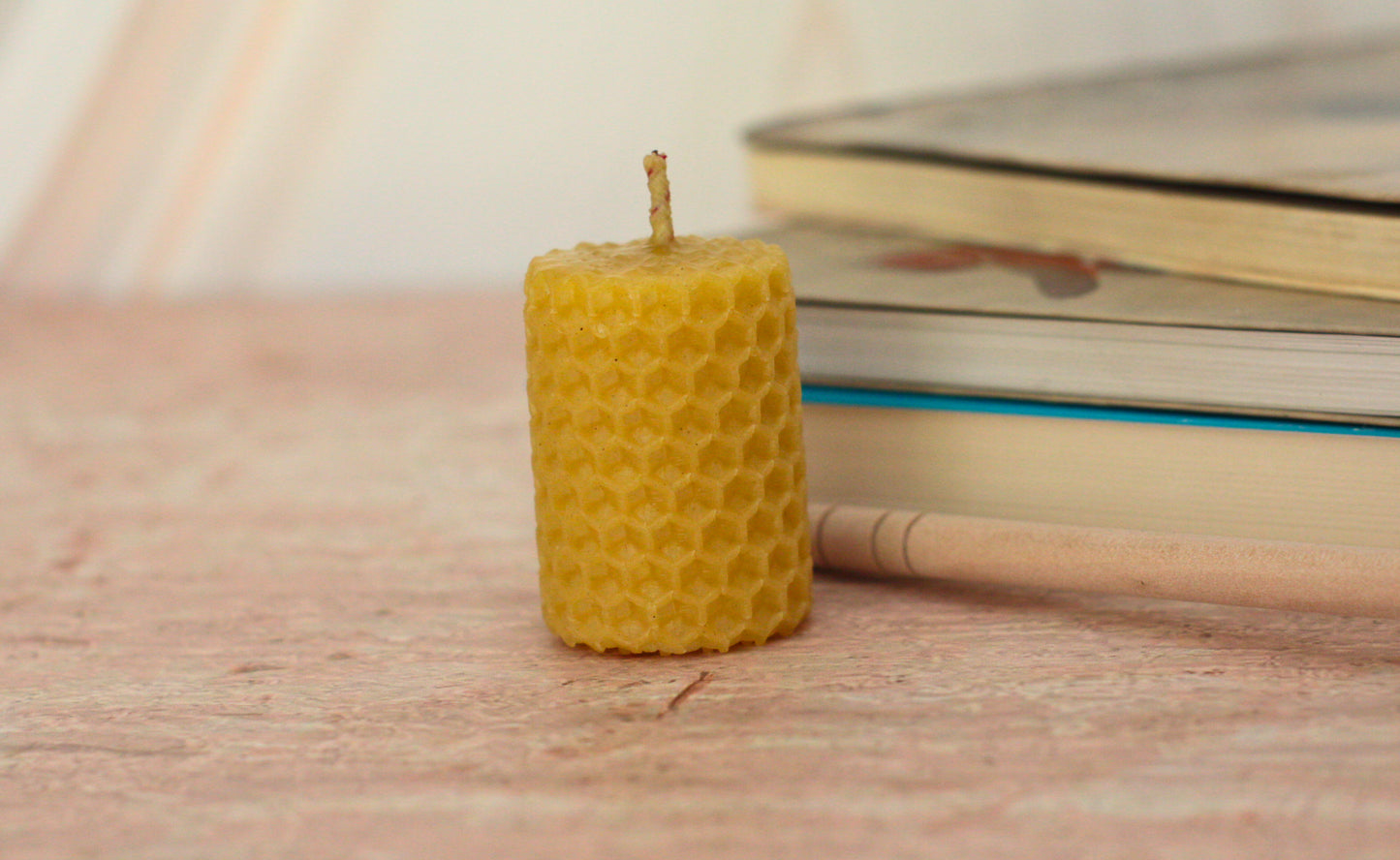 Velas de miel. Mini velas de 4.5cm de alto x 3cm de diámetro. VM04530.