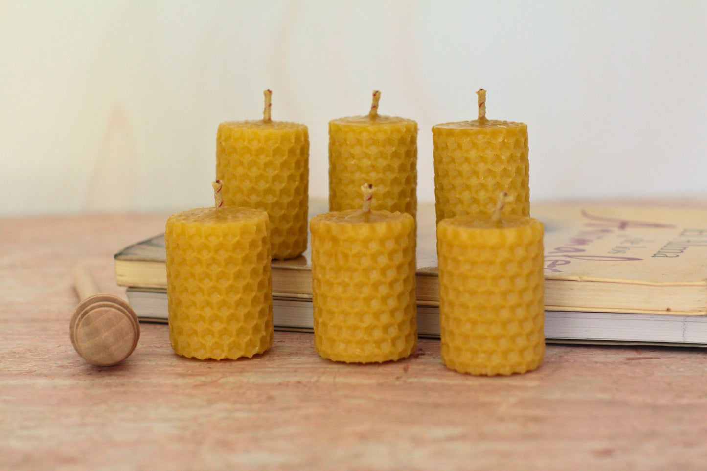 Velas de miel. Mini velas de 4.5cm de alto x 3cm de diámetro. VM04530.