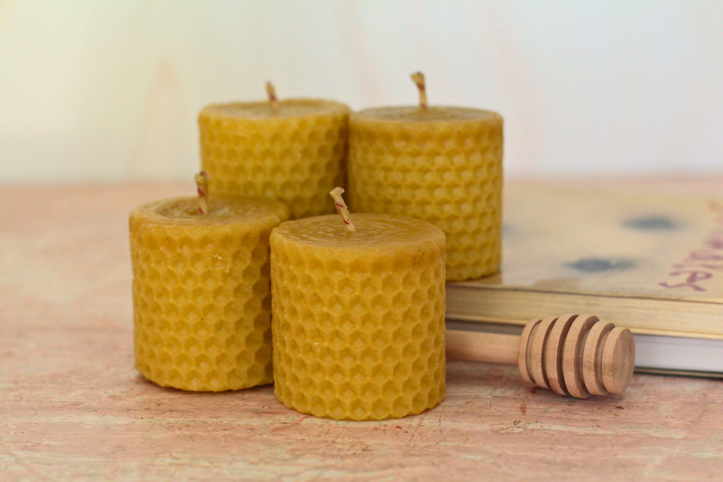Velas de miel. Mini velas de 4.5cm de alto x 4.5cm de diámetro. VM04545.
