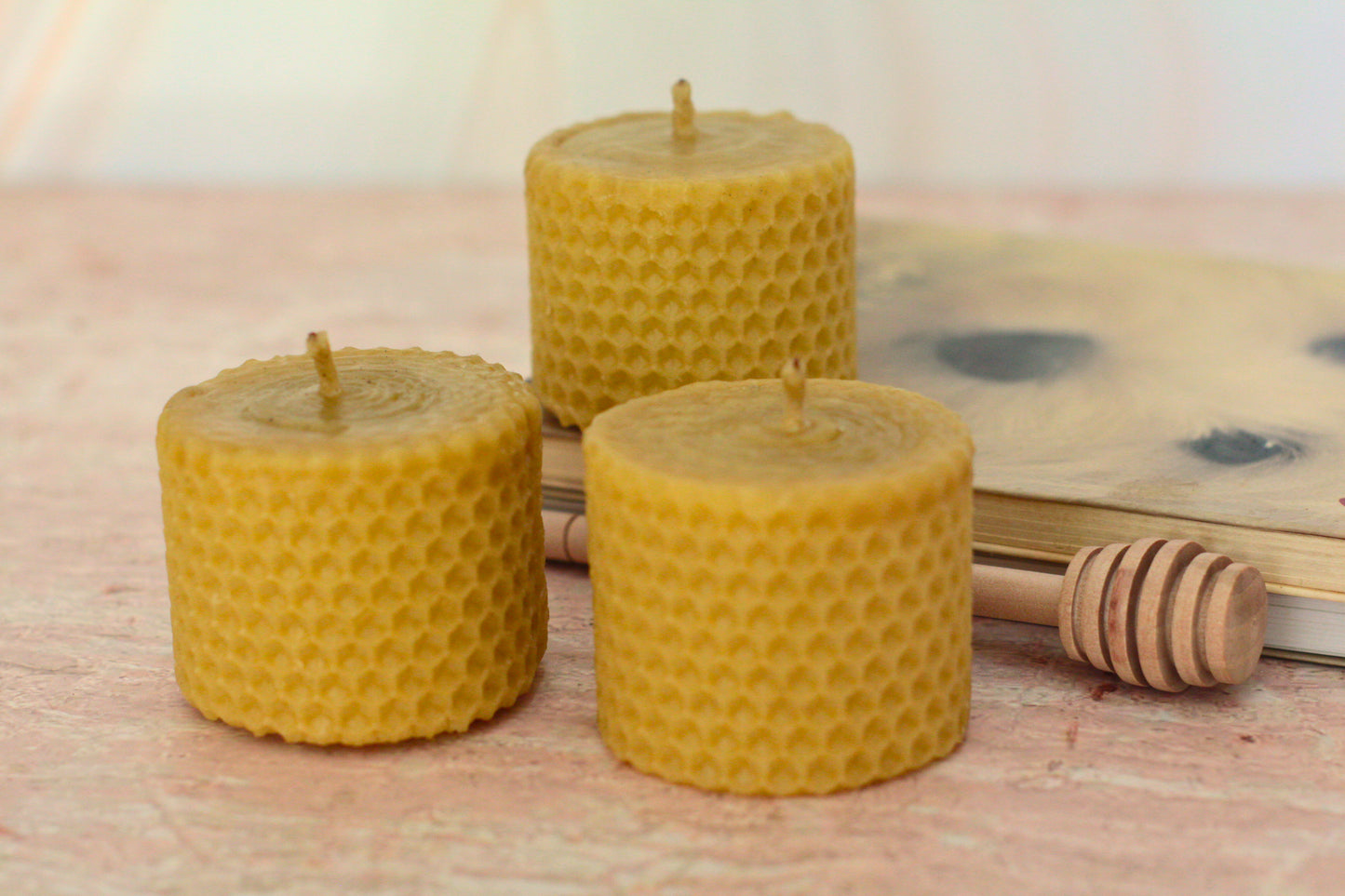 Velas de miel. Mini velas de 4.5cm de alto x 5.5cm de diámetro. VM04555.