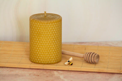 Velas de miel. Velón pequeño de 9cm de alto x 6.5cm de diámetro. VM09065.