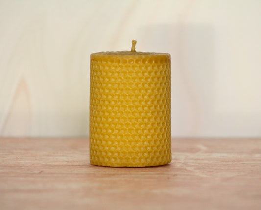 Velas de miel. Velón pequeño de 9cm de alto x 6.5cm de diámetro. VM09065.