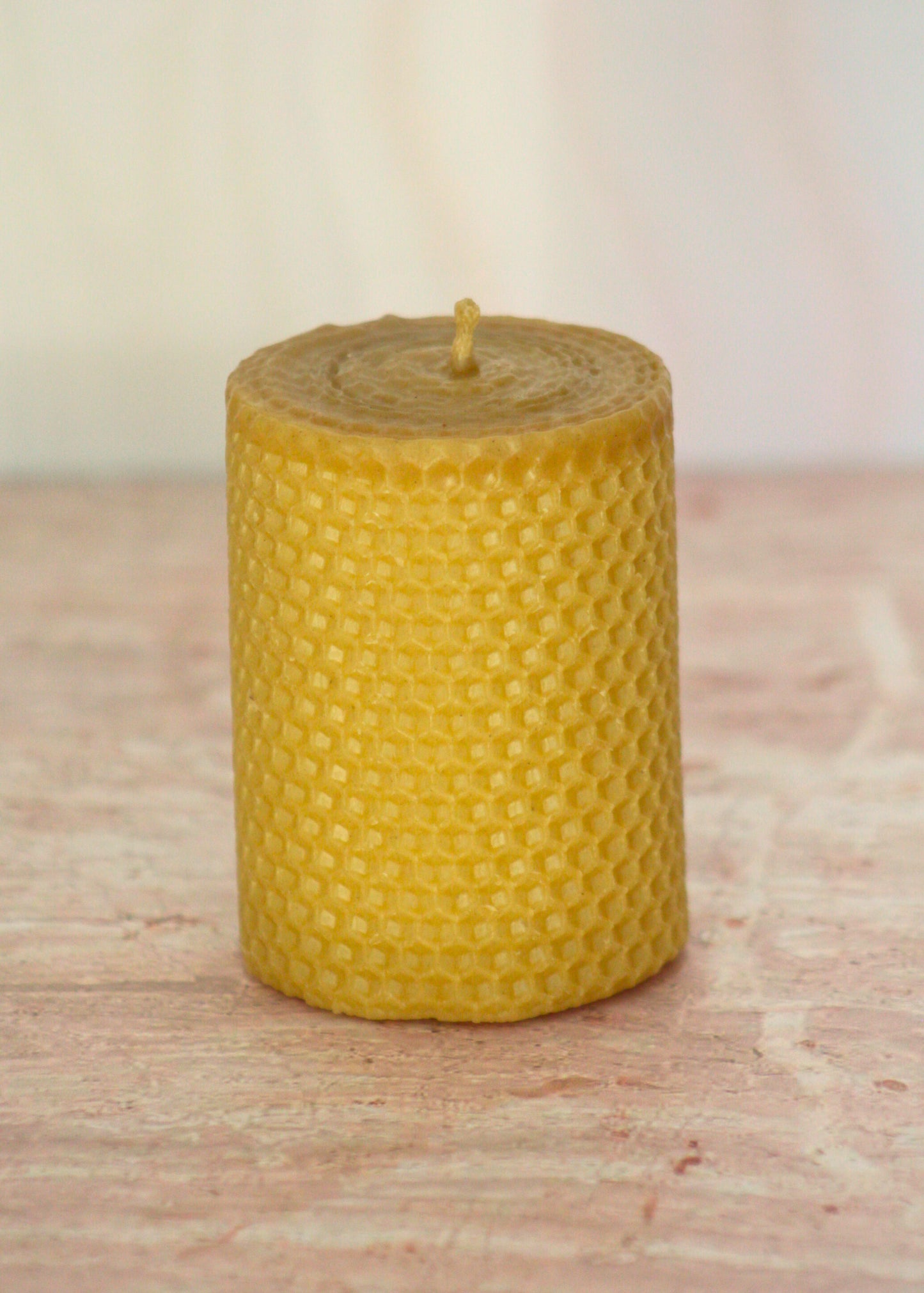 Velas de miel. Velón pequeño de 9cm de alto x 6.5cm de diámetro. VM09065.
