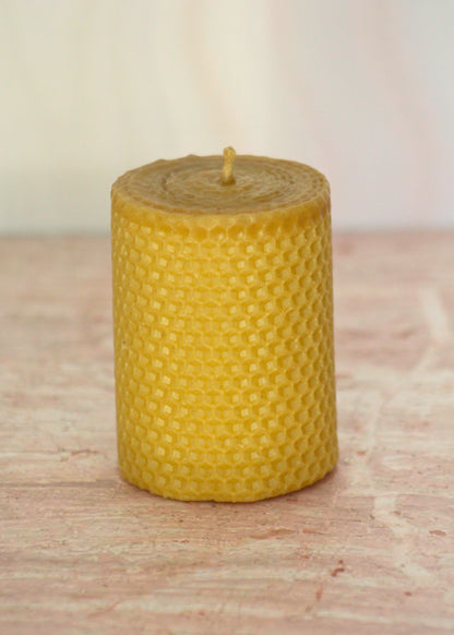 Velas de miel. Velón pequeño de 9cm de alto x 6.5cm de diámetro. VM09065.