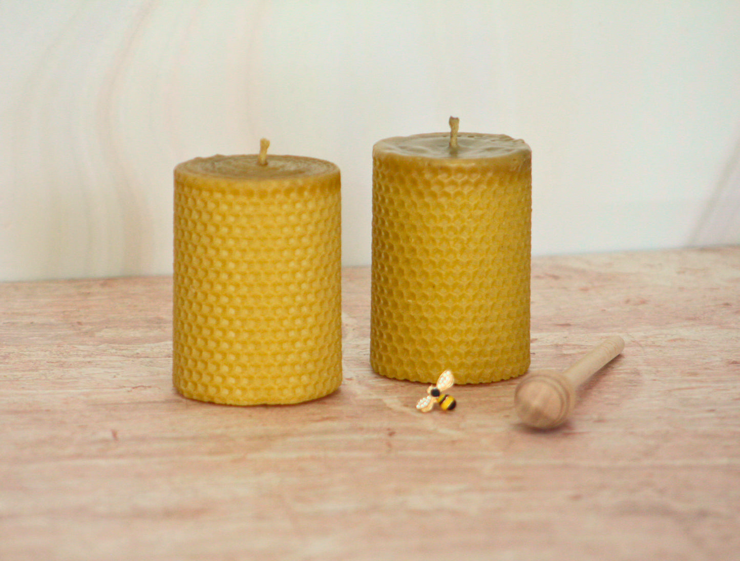 Velas de miel. Velón pequeño de 9cm de alto x 6.5cm de diámetro. VM09065.