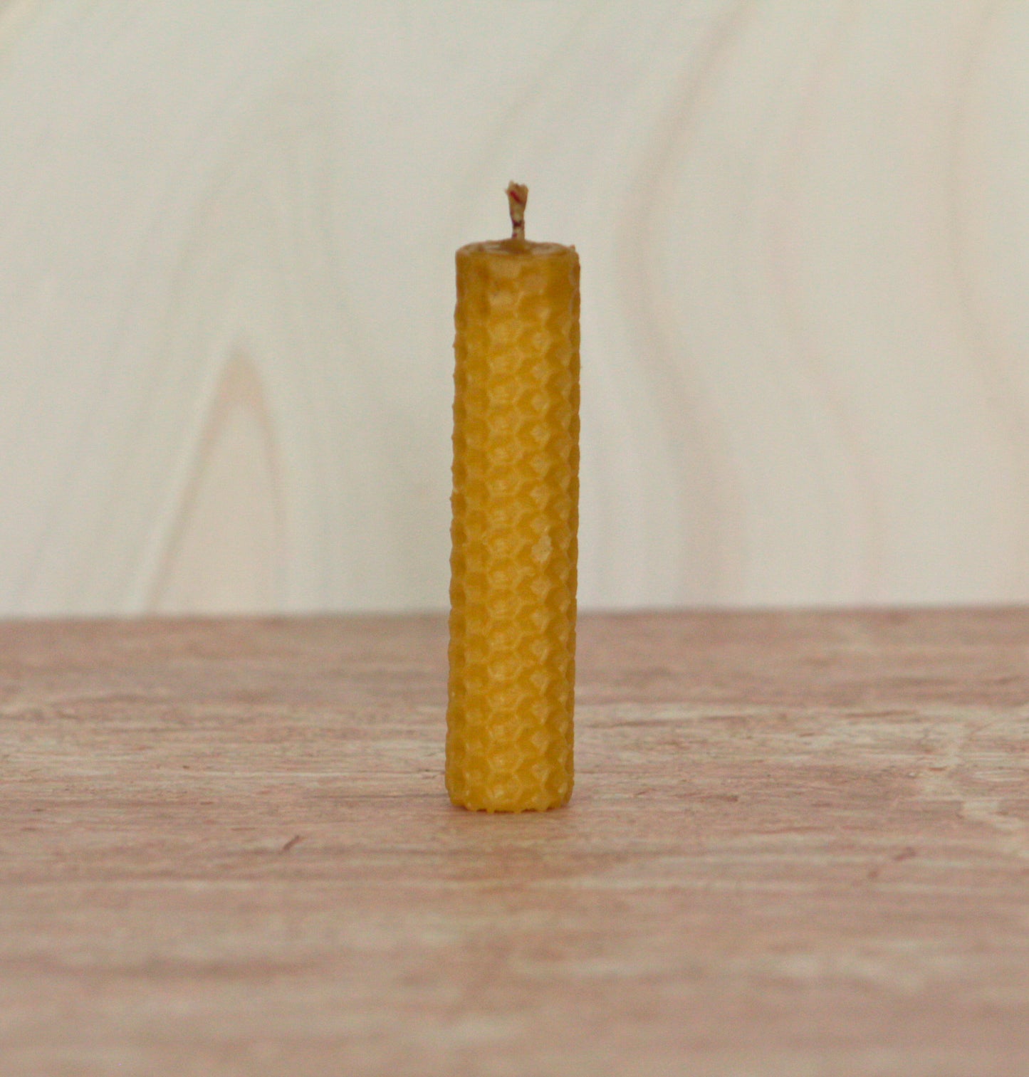Velas de miel. Mini velas delgadas de 10cm de alto x 2cm de diámetro. VD10020.