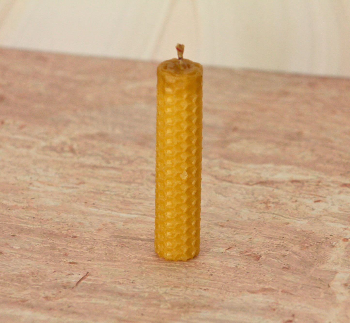 Velas de miel. Mini velas delgadas de 10cm de alto x 2cm de diámetro. VD10020.