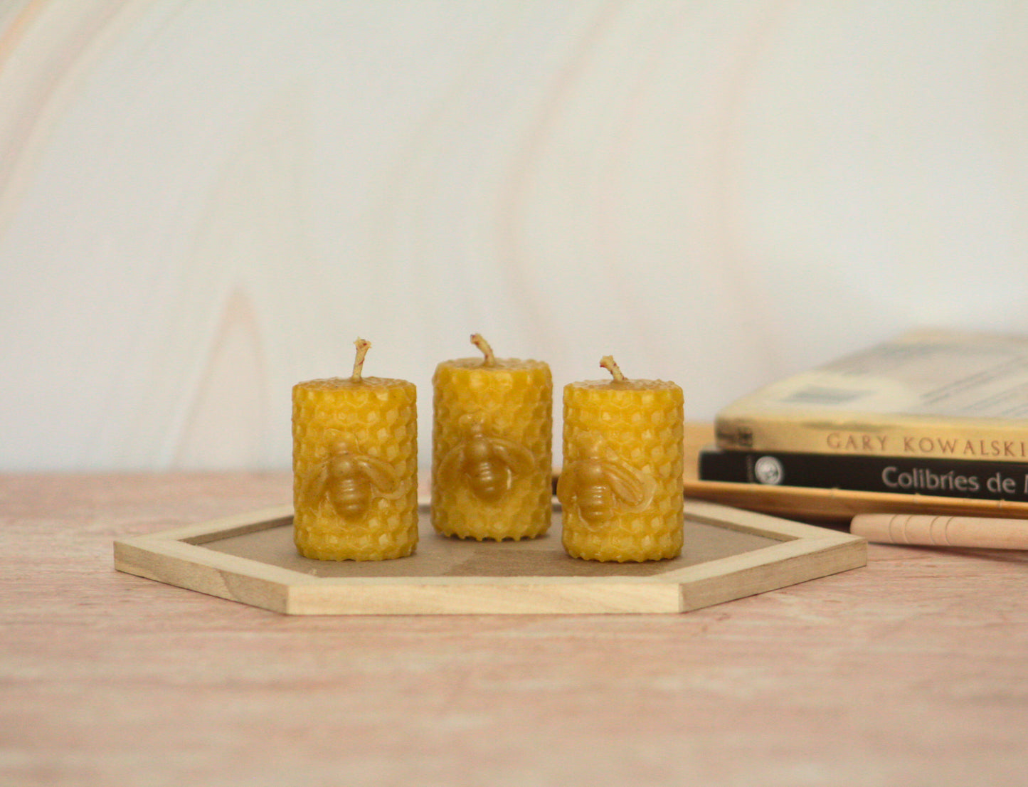 Velas de miel. Mini velas con abejas de 4.5cm de alto x 3cm de diámetro. VA04530.