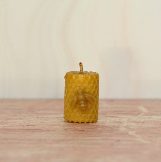 Velas de miel. Mini velas con abejas de 4.5cm de alto x 3cm de diámetro. VA04530.