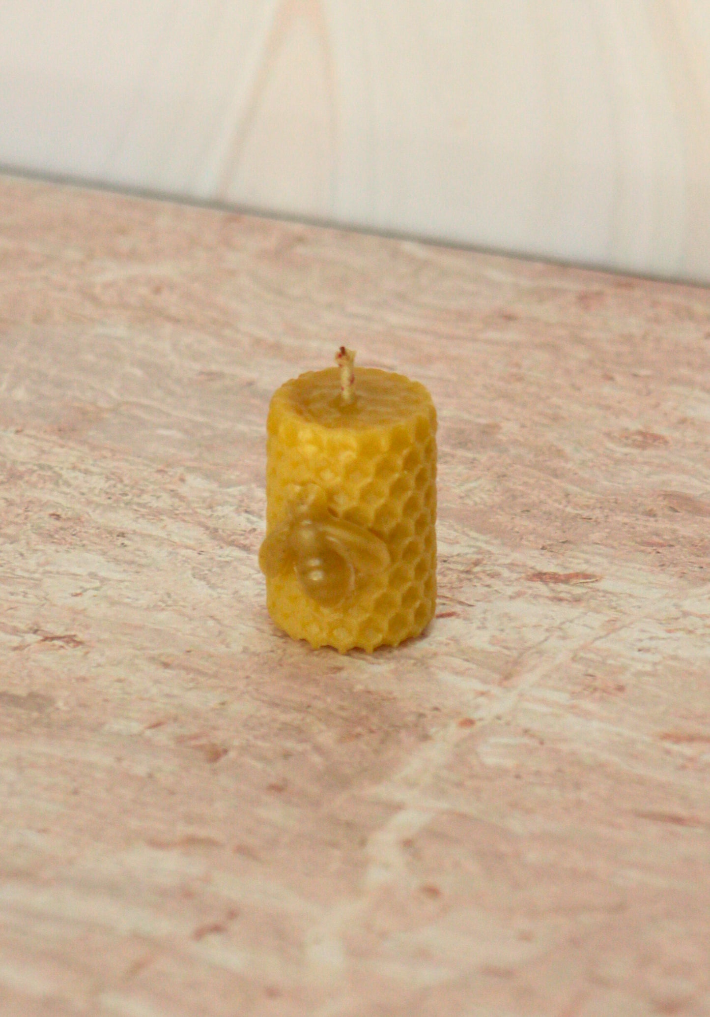 Velas de miel. Mini velas con abejas de 4.5cm de alto x 3cm de diámetro. VA04530.