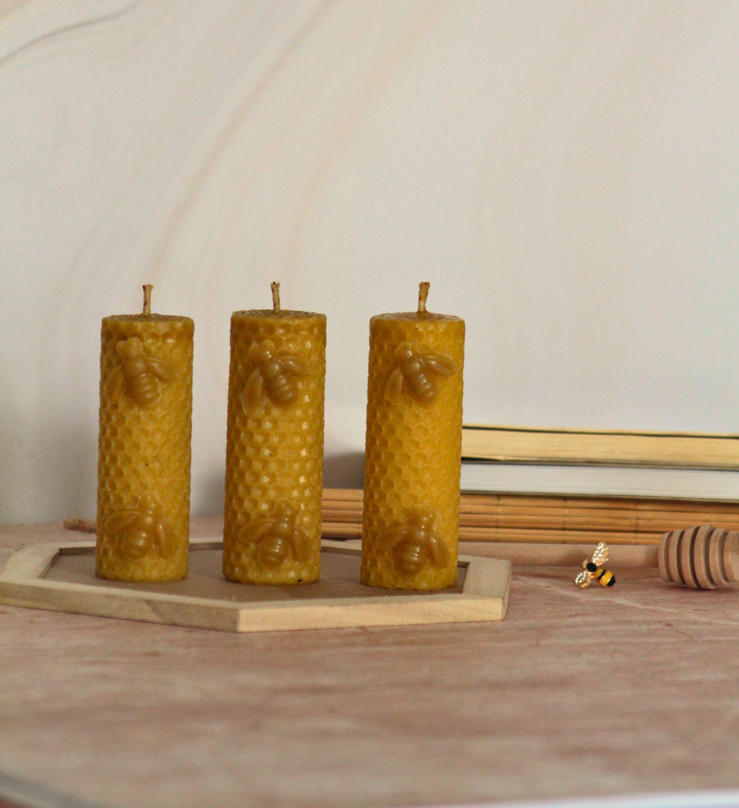 Velas de miel. Velas con abejas de 9cm de alto x 3cm de diámetro. VA09030.