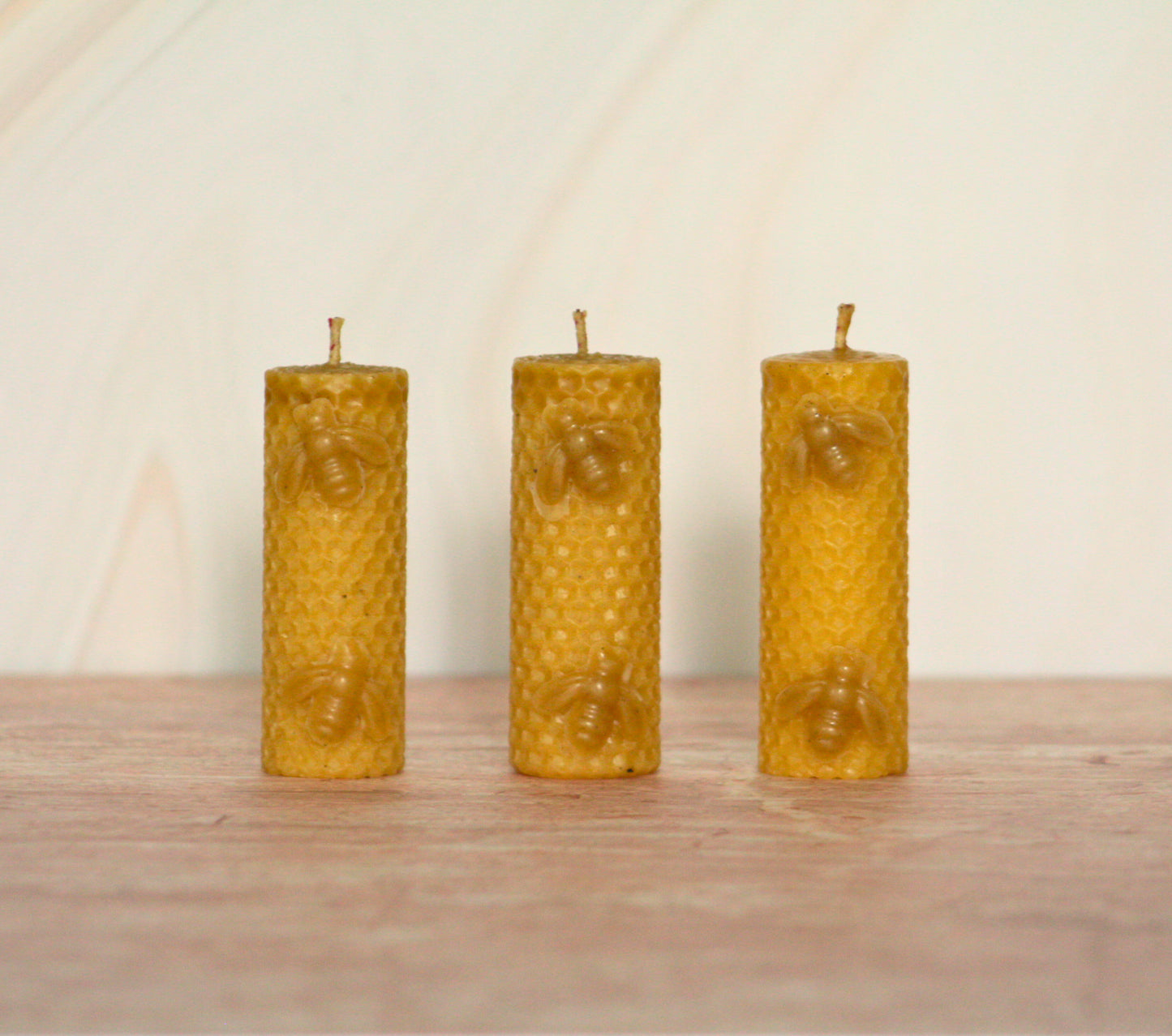 Velas de miel. Velas con abejas de 9cm de alto x 3cm de diámetro. VA09030.
