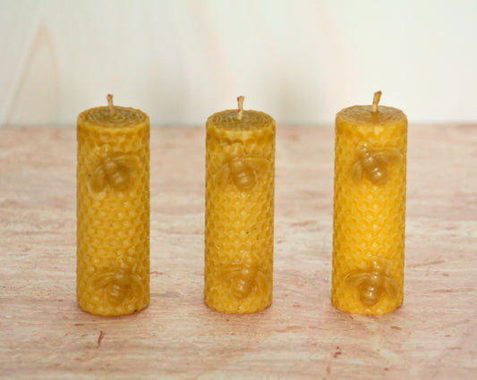 Velas de miel. Velas con abejas de 9cm de alto x 3cm de diámetro. VA09030.