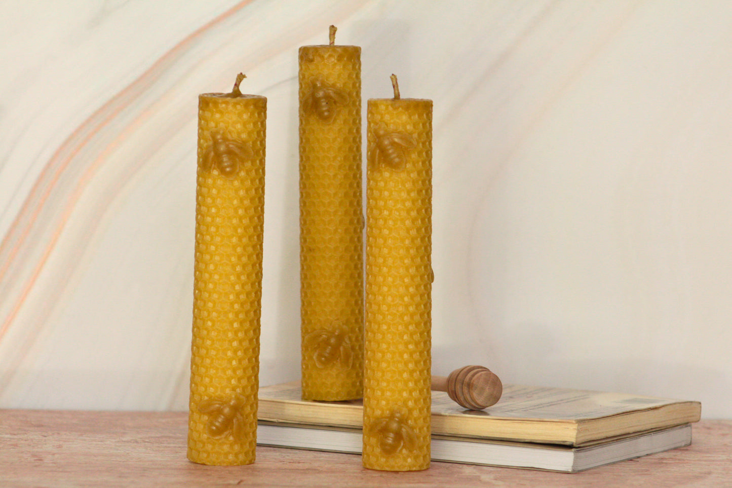 Velas de miel. Velas con abejas de 18cm de alto x 3cm de diámetro. VA18030.