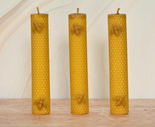 Velas de miel. Velas con abejas de 18cm de alto x 3cm de diámetro. VA18030.