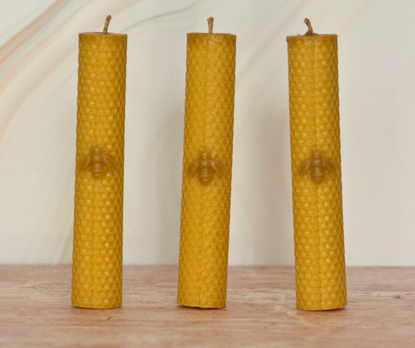 Velas de miel. Velas con abejas de 18cm de alto x 3cm de diámetro. VA18030.