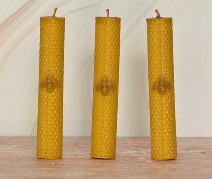 Velas de miel. Velas con abejas de 18cm de alto x 3cm de diámetro. VA18030.