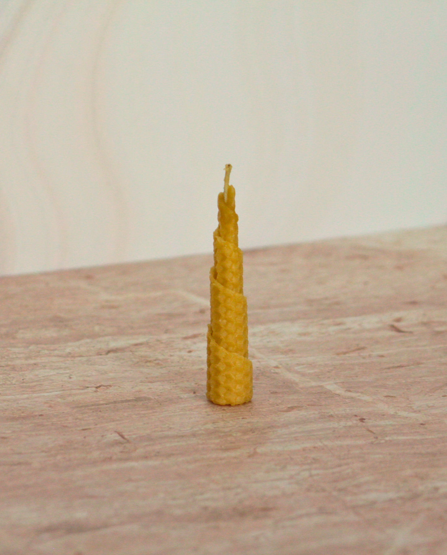 Velas de miel. Mini velas en espiral 10cm de alto x 1.5cm de diámetro. VE10015.