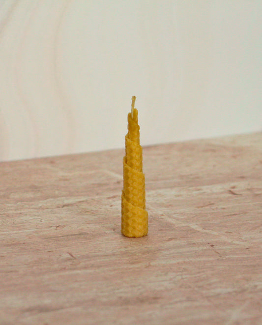 Velas de miel. Mini velas en espiral 10cm de alto x 1.5cm de diámetro. VE10015.