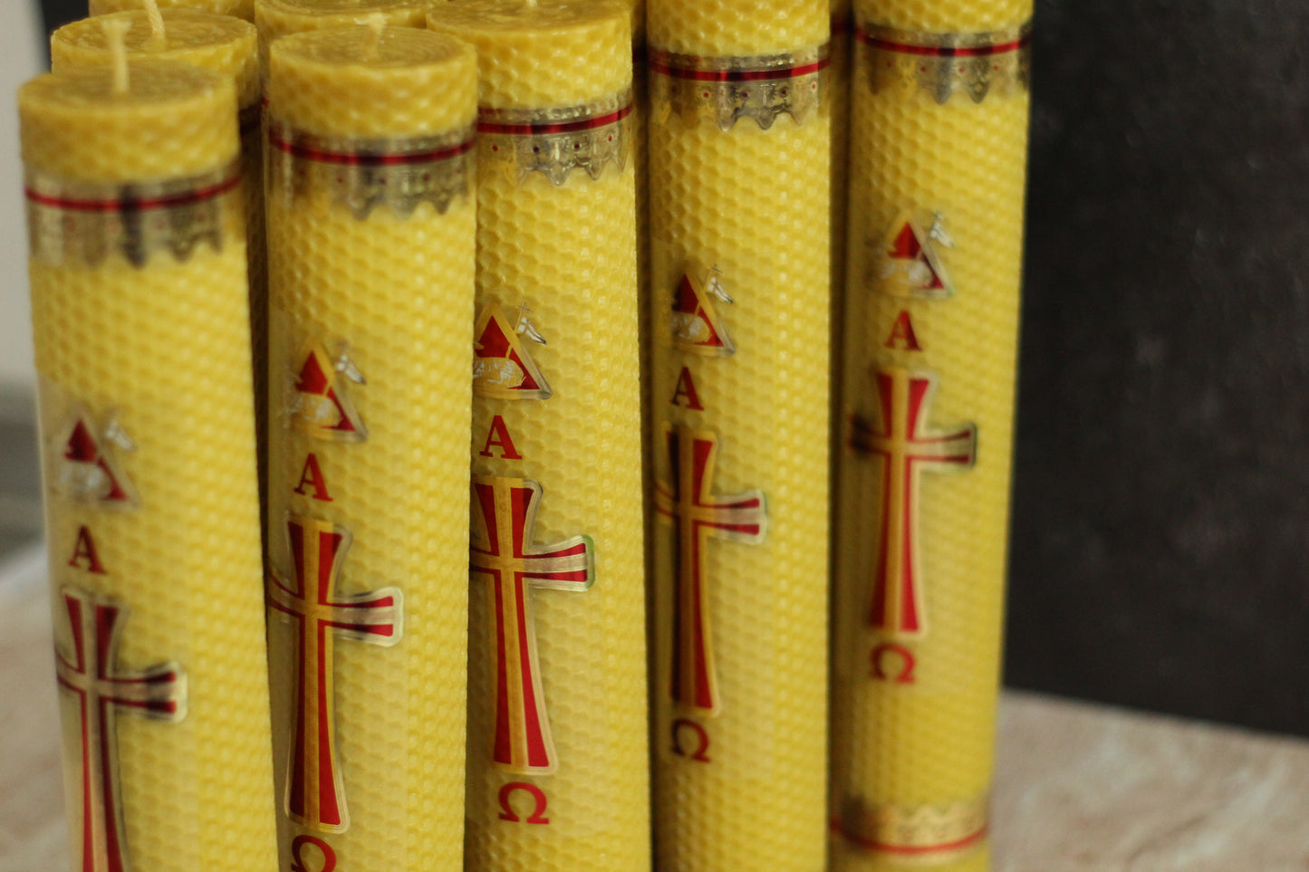 Cirios pascuales de cera de abeja